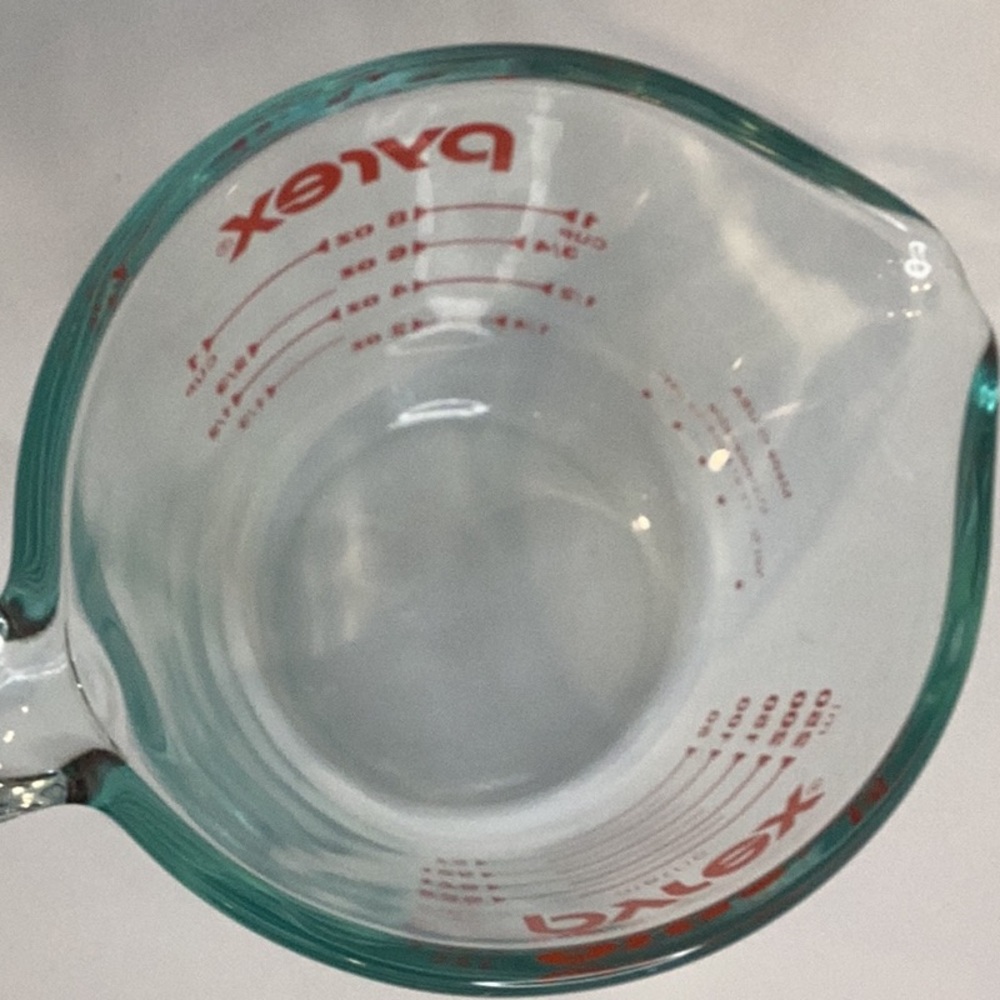 💚 Glass Pyrex Measuring Cup - Picture 7 of 9